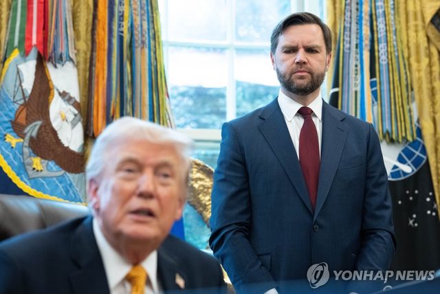 밴스 부통령(오른쪽)과 트럼프 대통령