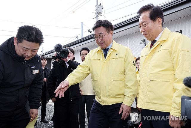 윤호중 행안부 장관, 산불 피해 이재민 임시주거단지 방문