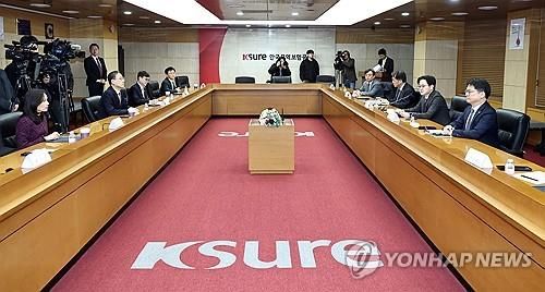 (서울=연합뉴스) 김인철 기자 = 김정관 산업통상부 장관(오른쪽 두번째)이 13일 서울 종로구 한국무역보험공사에서 열린 한미 전략적 투자 MOU 이행위원회에서 발언하고 있다. 2026.2.13 yatoya@yna.co.kr