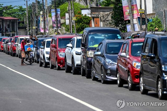 스리랑카 수도 콜롬보 외곽서 주유를 위해 줄 선 자동차 운전자들 