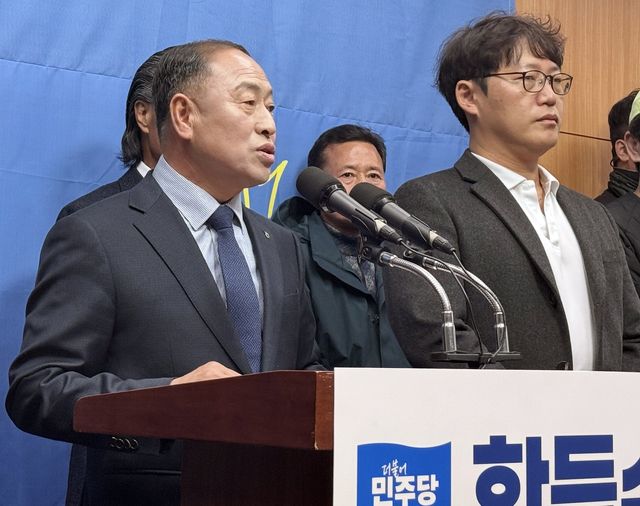 한득수(왼쪽) 임실축협조합장