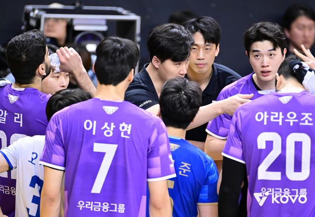 작전 지시하는 우리카드 감독대행(중앙)