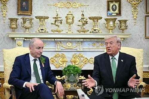 도널드 트럼프 미국 대통령(오른쪽)