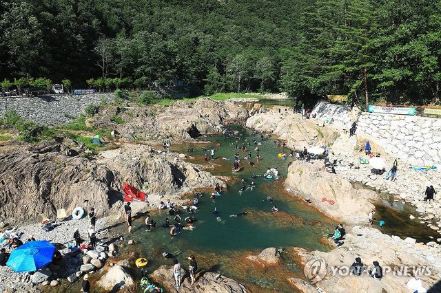 '백담계곡으로 피서왔어요'