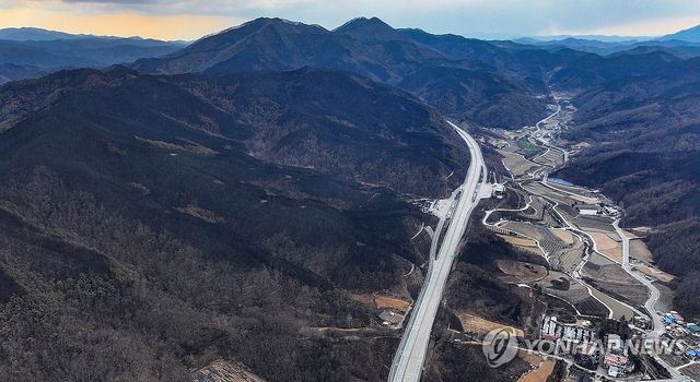 고속도로 덮쳤던 선명한 산불 흔적