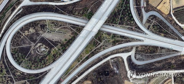 고속도로 덮쳤던 선명한 산불 흔적