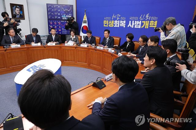 법안 처리 방향 발표하는 정청래 대표