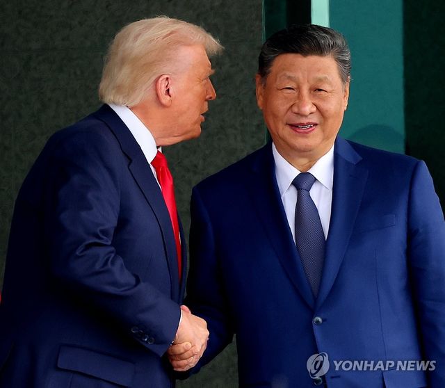 악수 나누는 트럼프·시진핑