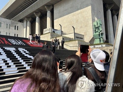 'BTS 계단'서 인증샷