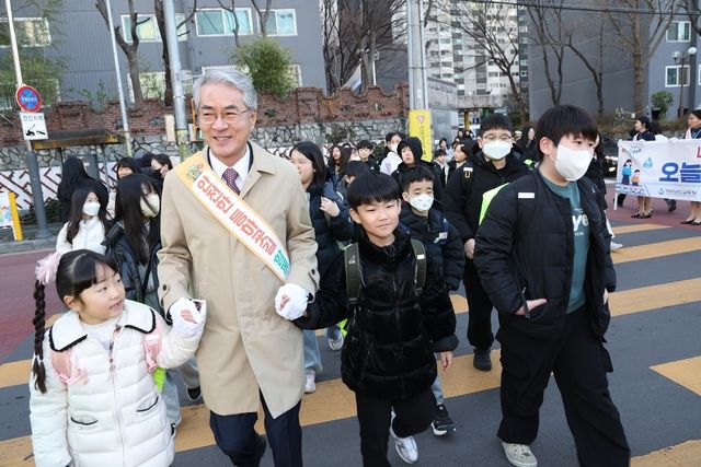 박종훈 경남도교육감 안전한 등하굣길 조성 캠페인 참여