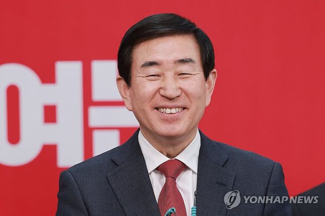 충주맨 질문 받았다며 미소 짓는 조길형 전 충주시장