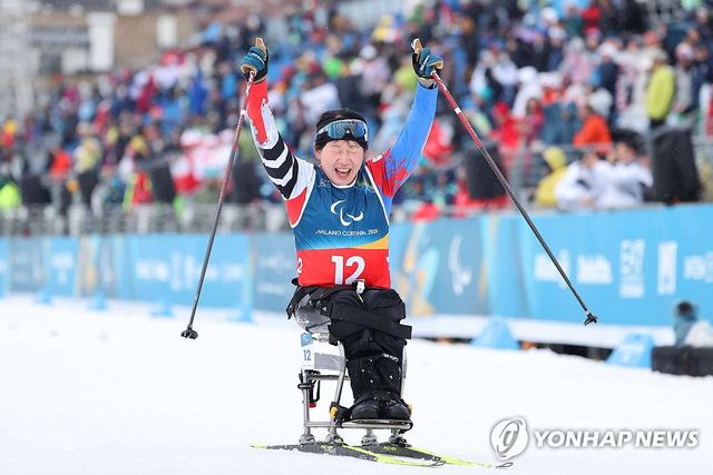 기뻐하는 김윤지