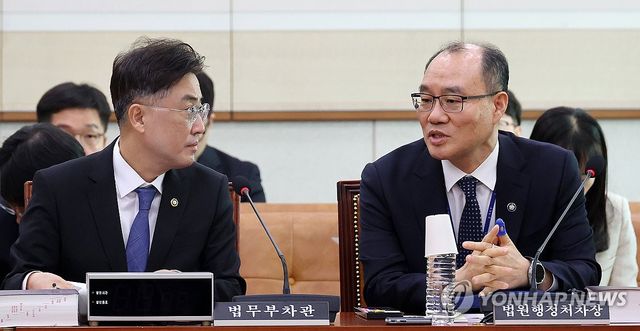 대화 나누는 법무부 차관과 법원행정처 차장