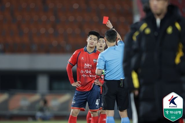 레드카드를 받는 김천 이상헌.