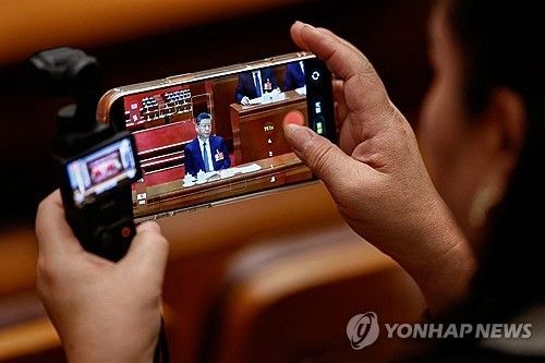 양회 기간 스마트폰으로 시진핑 중국 국가주석을 촬영 중인 참석자