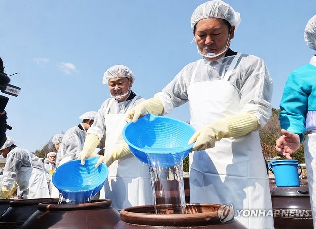 정청래 대표, 장 담그기 체험