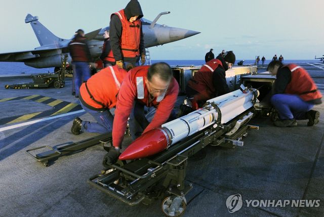 MICA 미사일을 라팔 전투기에 장착하는 프랑스 군