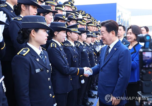 이재명 대통령과 신임 경찰관들