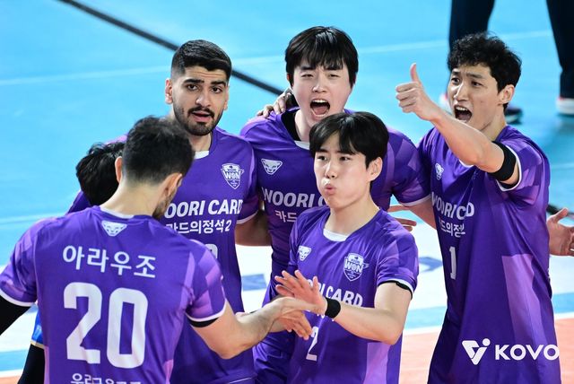 득점 후 기뻐하는 우리카드 선수들