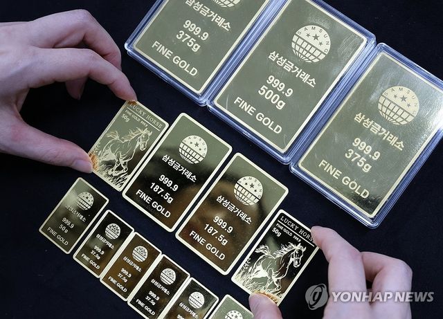 서울 종로구 삼성금거래소에서 골드바를 정리하는 직원