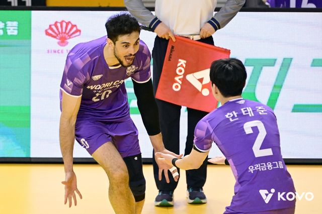 기뻐하는 우리카드의 아라우조(왼쪽)와 세터 한태준