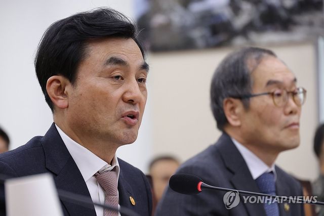 질의에 답하는 안규백 장관