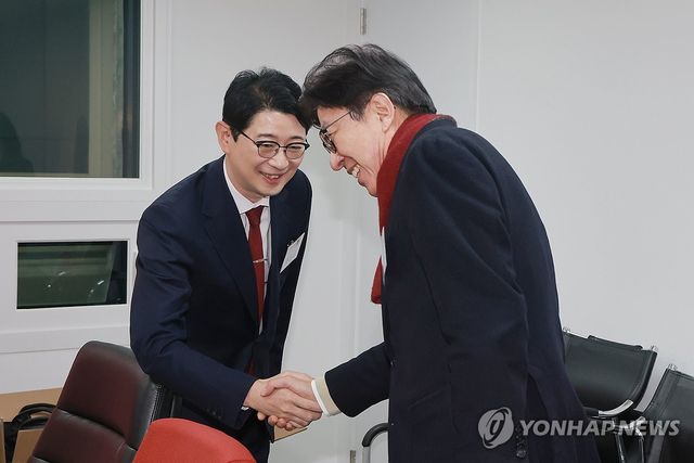 악수하는 주진우 의원-박형준 시장