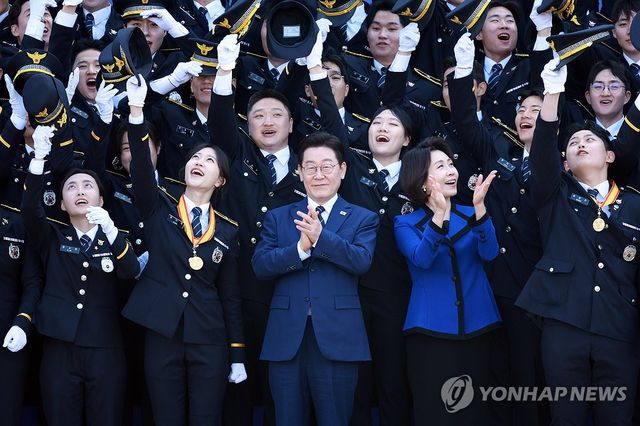 이재명 대통령과 신임 경찰관들