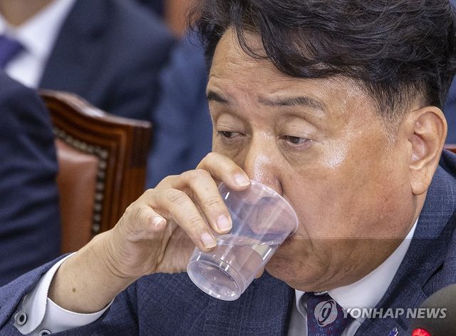 물 마시는 김영환 충북지사