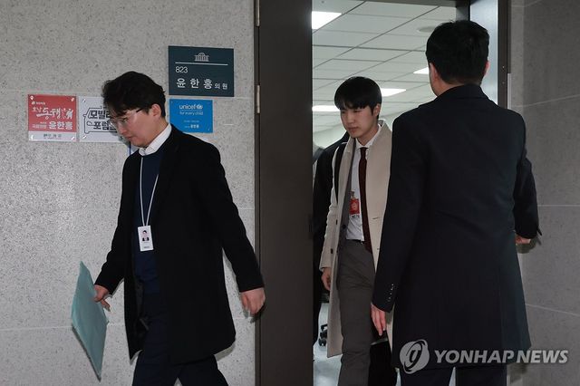 '관저 이전 의혹' 윤한홍 의원실에서 나오는 특검팀