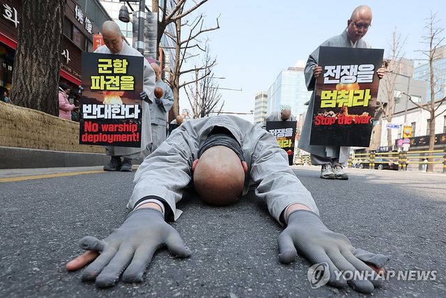 장갑이 찢어지며 전쟁 중단 염원