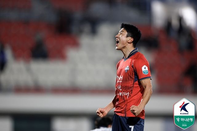 극적인 동점골을 넣고 포효하는 김천 고재현.