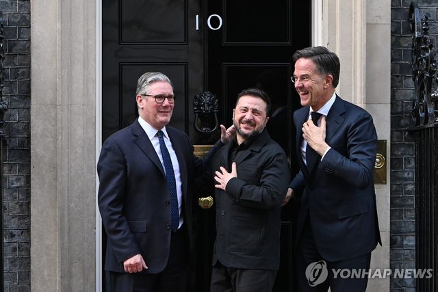 다우닝가 10번지 앞 스타머 총리, 젤렌스키 대통령, 뤼터 사무총장