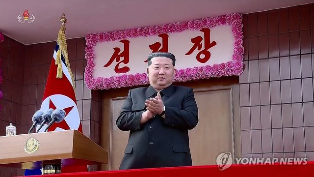 선거자들 앞에서 연설하는 김정은