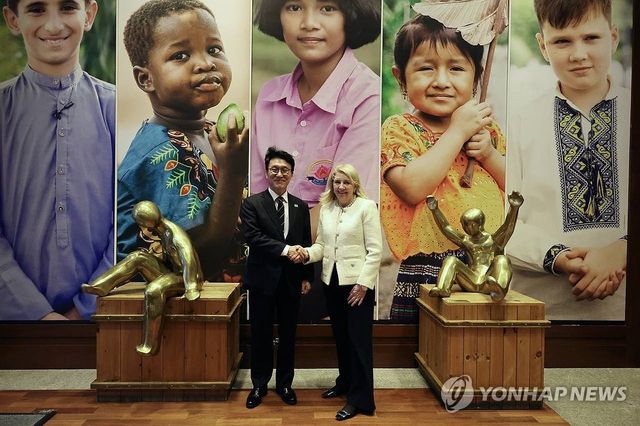 러셀 유니세프 총재와 악수하는 김민석 총리