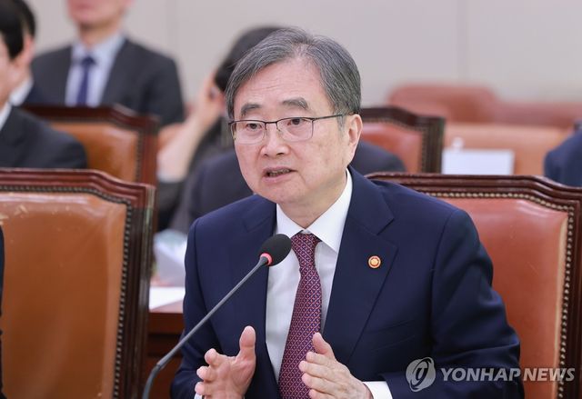 답변하는 조현 외교부 장관