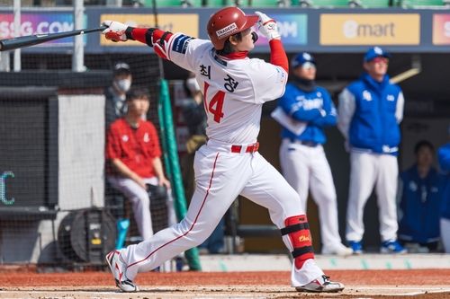 시범경기 첫 홈런을 친 최정