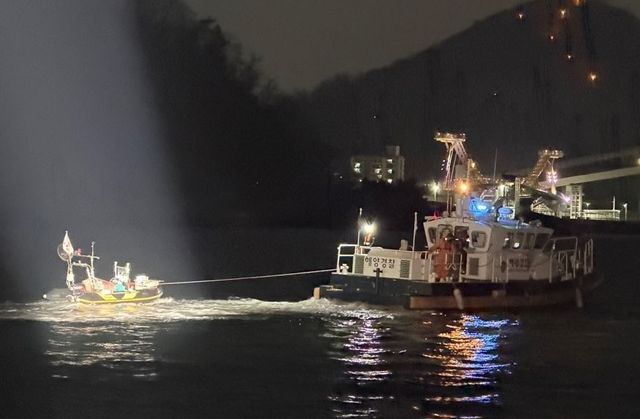 해경에 예인되는 고무보트