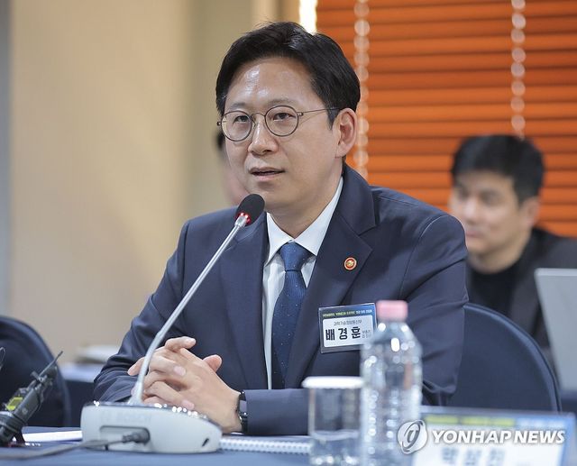 AI 반도체 기업 대표 간담회, 인사말 하는 배경훈 부총리