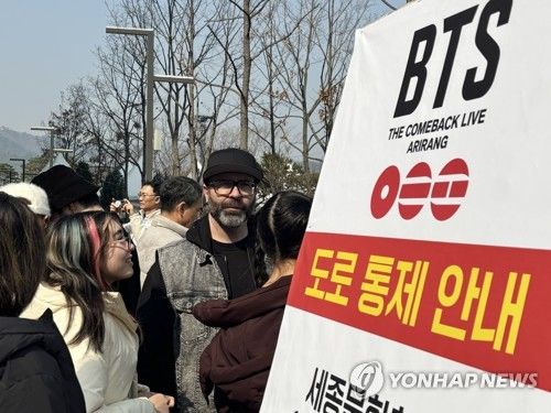 세종문화회관 앞 BTS 홍보물 앞에 서 있는 외국인들
