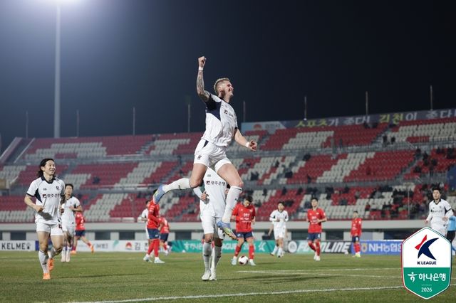 골 세리머니 하는 광주 프리드욘슨.