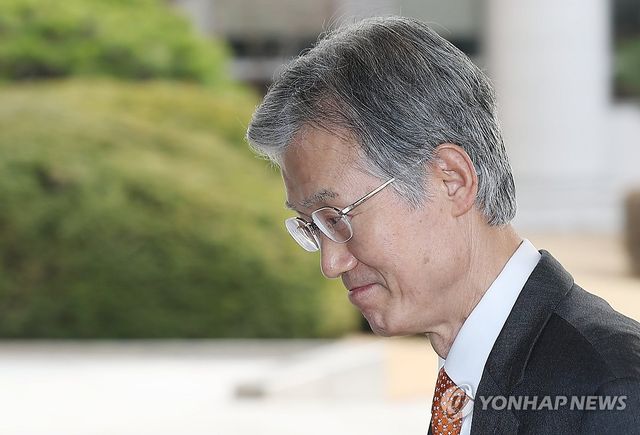 대법 들어서는 조희대 대법원장