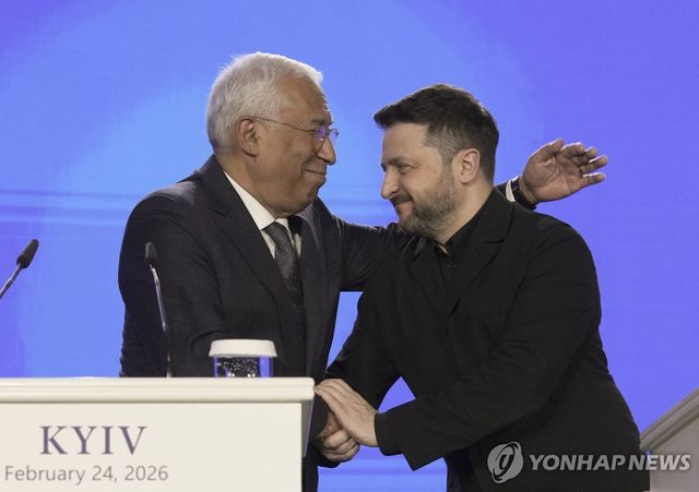 안토니우 코스타 유럽연합(EU) 정상회의 상임의장과 볼로디미르 젤렌스키 우크라이나 대통령