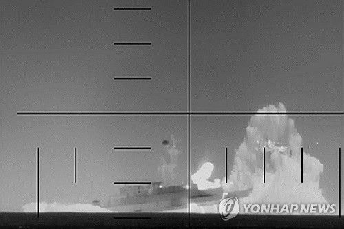 물기둥에 선체가 찢어지는 이란 호위함