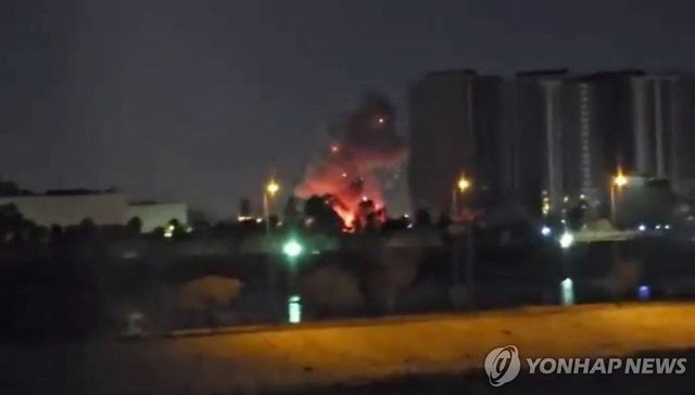 17일 이라크 바그다드 주재 미국 대사관에서 드론 공습으로 연기와 화염이 치솟는 모습