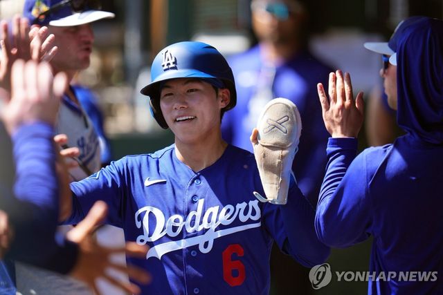 2회 득점 후 기뻐하는 다저스 김혜성