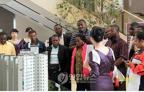 한국 아파트 건설 현장을 찾아 모델하우스 둘러보는 가나 공무원들. [연합뉴스 자료사진]