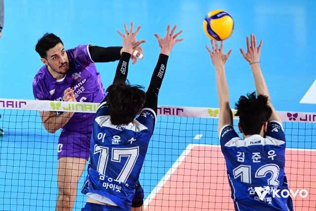 공격하는 우리카드의 아라우조(뒤편 왼쪽)