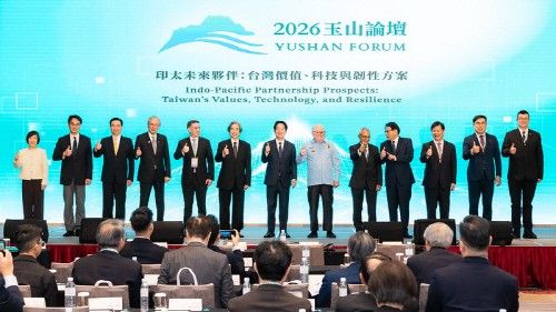 라이칭더 대만 총통과 레흐 바웬사 전 폴란드 대통령(왼쪽부터 7, 8번째)