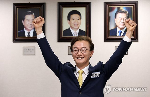 전재수 후보의 선전 다짐 세리머니